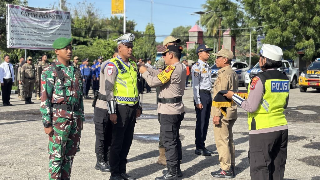 Polres Lembata menggelar Apel Gelar Pasukan Operasi Ketupat 2026 di lapangan upacara Mapolres Lembata, Kamis, 12 Maret 2026.